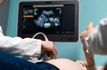 kpKJfCwS-gynecologist-performing-ultrasound-consultation-2-1-1200x900 (1)