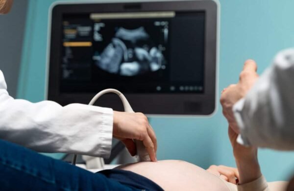 kpKJfCwS-gynecologist-performing-ultrasound-consultation-2-1-1200x900 (1)